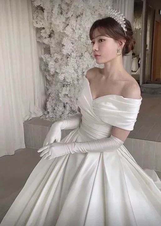 Vintage Style Elegant Satin Wedding Dress with Train Y4494 - Image 2