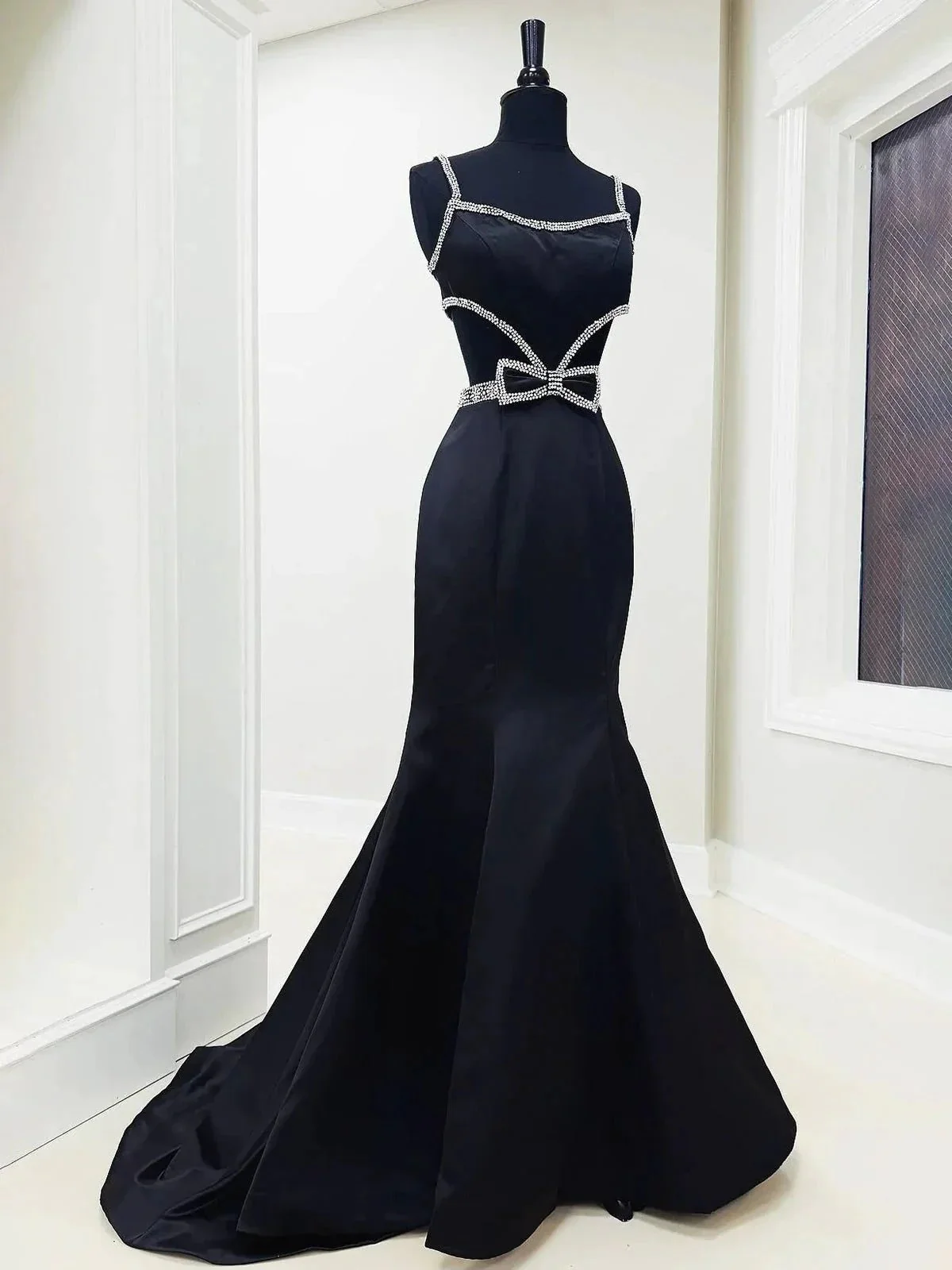 Windsor | Scoop Neck Mermaid Beaded Long Prom Dress With Bow - Image 7