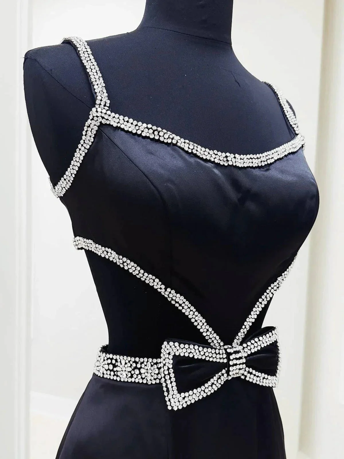 Windsor | Scoop Neck Mermaid Beaded Long Prom Dress With Bow - Image 8